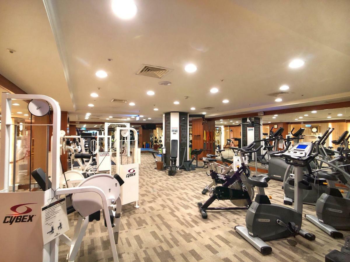 Evergreen Laurel Hotel - Тайчжун Экстерьер фото The photo shows a spacious gym interior equipped with various exercise machines. There are cardio machines like stationary bikes and elliptical trainers, as well as strength training equipment such as weight machines. The gym has a clean and modern d