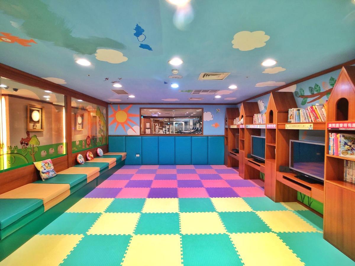 Evergreen Laurel Hotel - Тайчжун Экстерьер фото The photo shows a colorful children's playroom or reading area. The ceiling is painted blue with clouds, creating a cheerful atmosphere. On the floor, there is a soft, interlocking mat with alternating pastel colors, including pink, green, and yellow